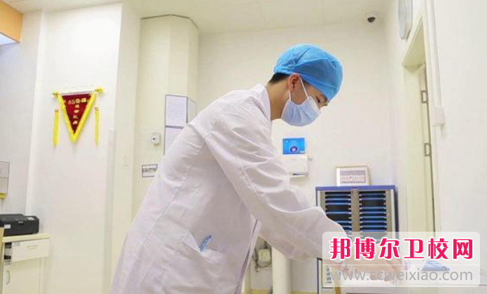 2023年重慶護理學校都有什么專業適合男生