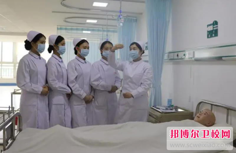 云南2023年女生在護理學校學什么好