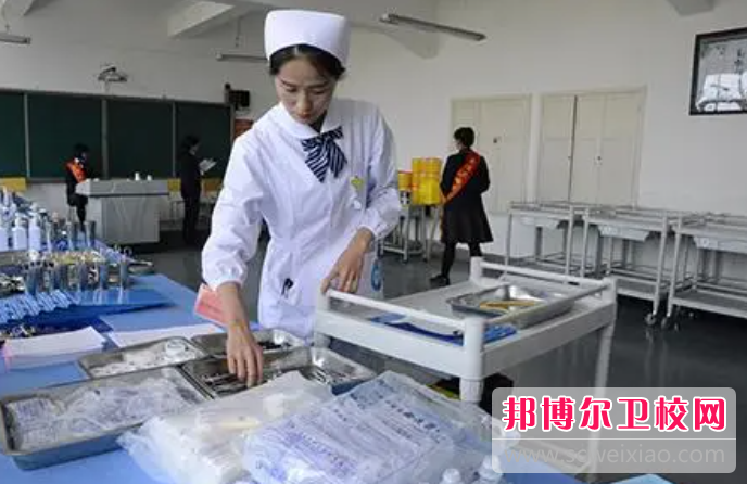 云南2023年女生上護理學校學什么好