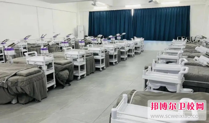 四川2025年女生上護理學校學什么好