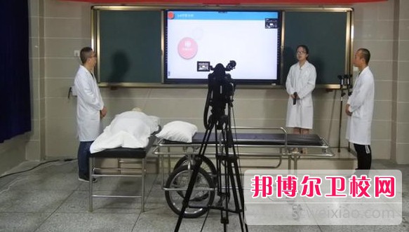 四川2025年護理學(xué)校和中專有哪些區(qū)別